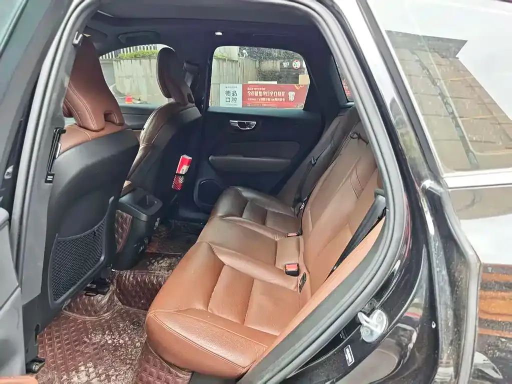 Volvo XC60 2023 из CN, фото 2