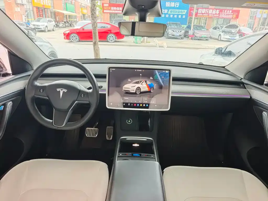 Tesla Model Y — фото 10