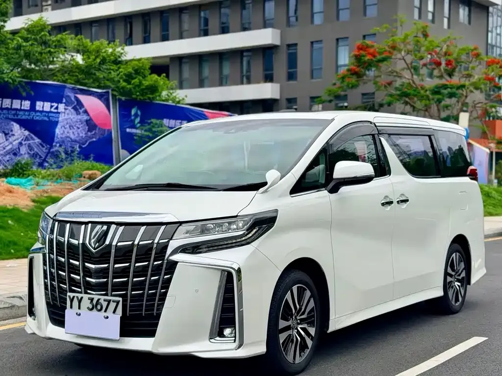 Toyota Alphard — фото 1