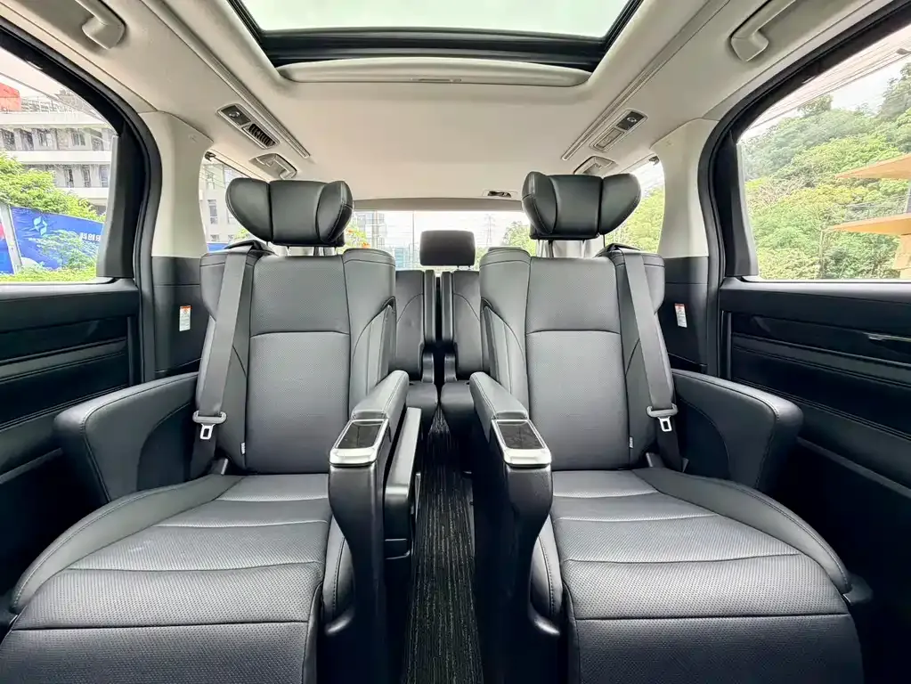 Toyota Alphard — фото 10