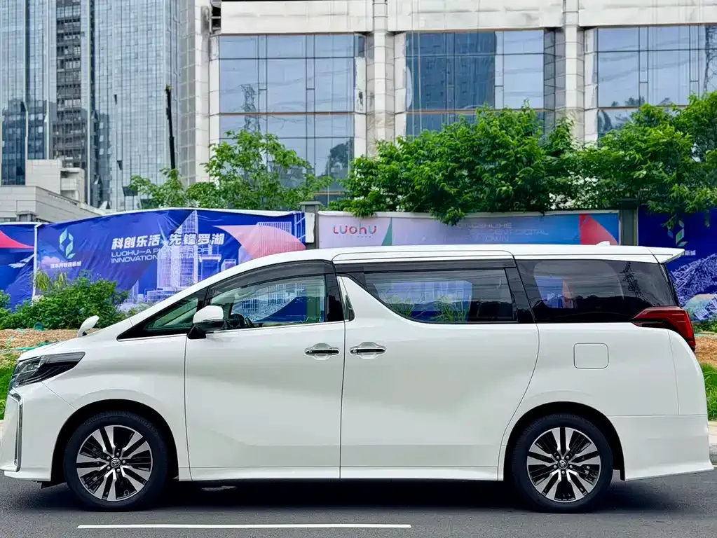 Toyota Alphard — фото 9