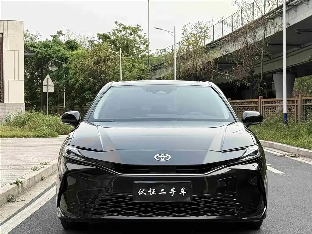 Toyota Camry — фото 1