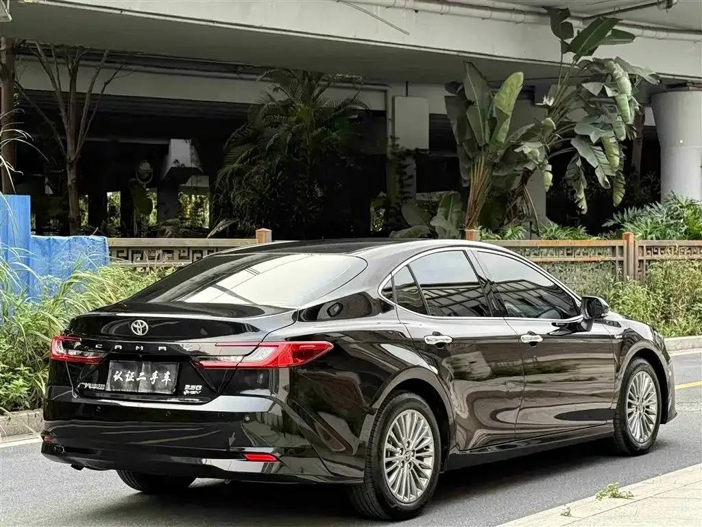 Toyota Camry — фото 9