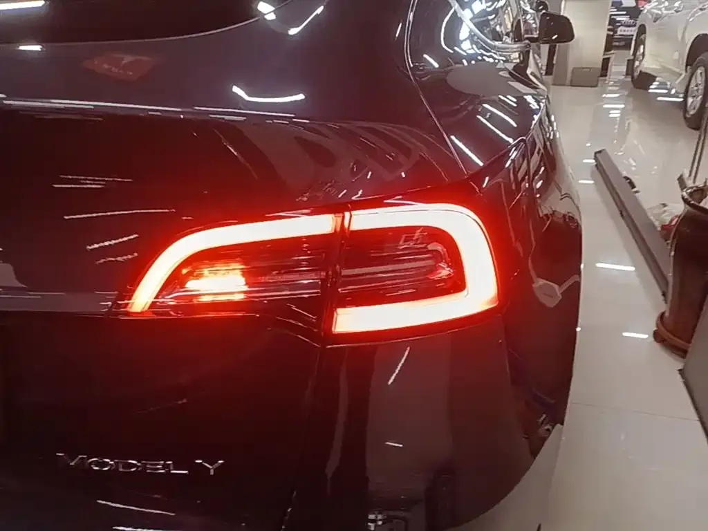Tesla Model Y — фото 6