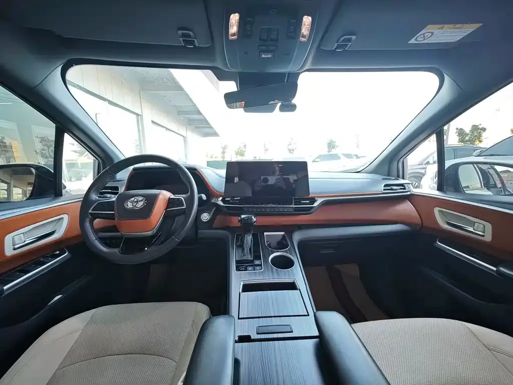 Toyota Sienna 2023 из CN, фото 3