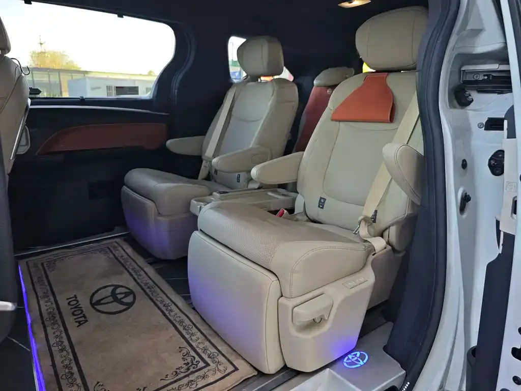 Toyota Sienna 2023 из CN, фото 2
