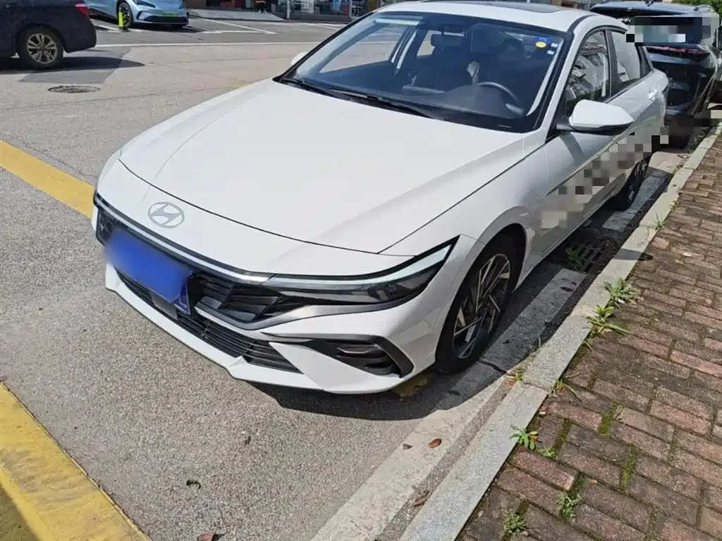 Hyundai Elantra — фото 1