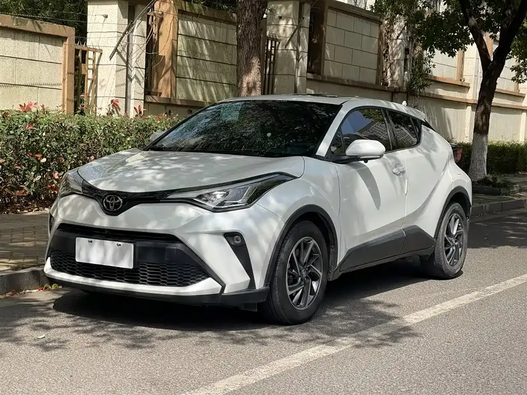 Toyota C-HR — фото 1