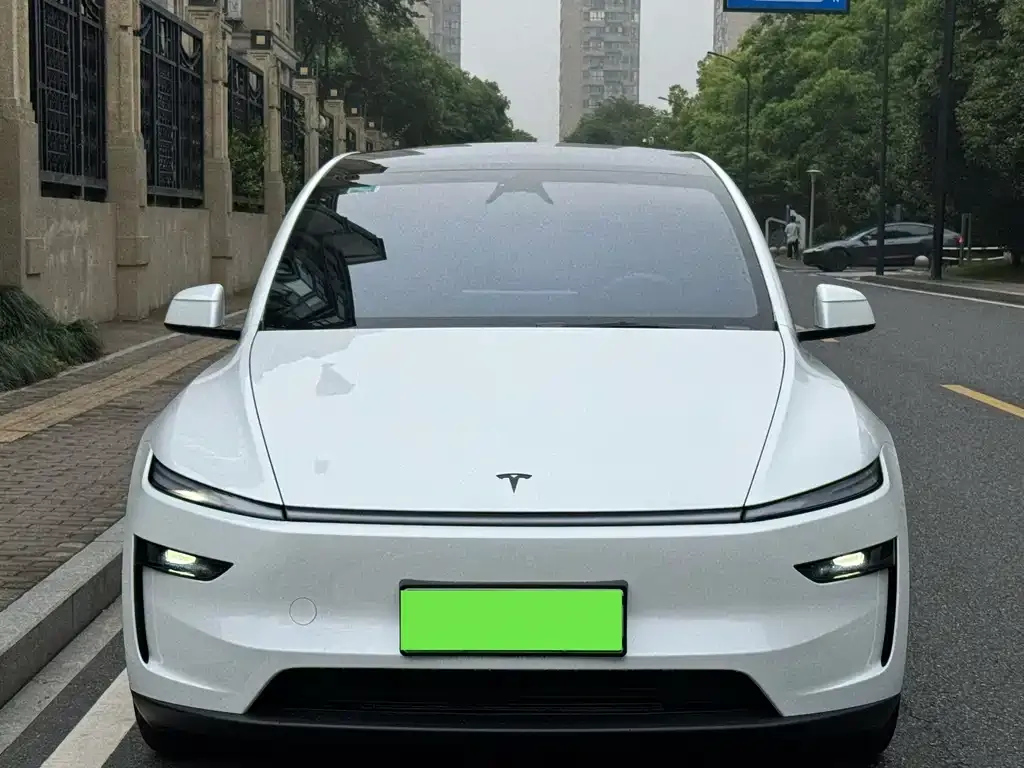 Tesla Model Y L — фото 10