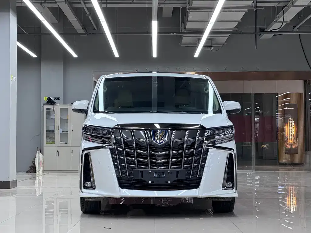 Toyota Alphard — фото 1