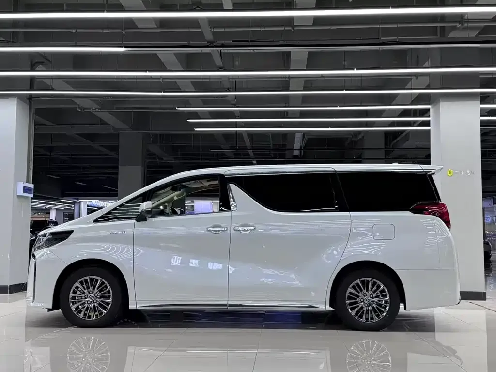 Toyota Alphard — фото 6