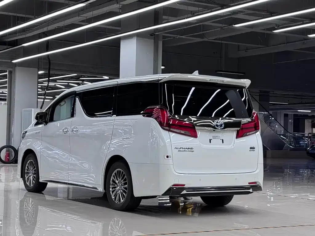 Toyota Alphard — фото 8