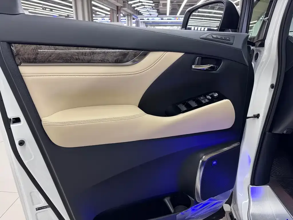 Toyota Alphard — фото 5