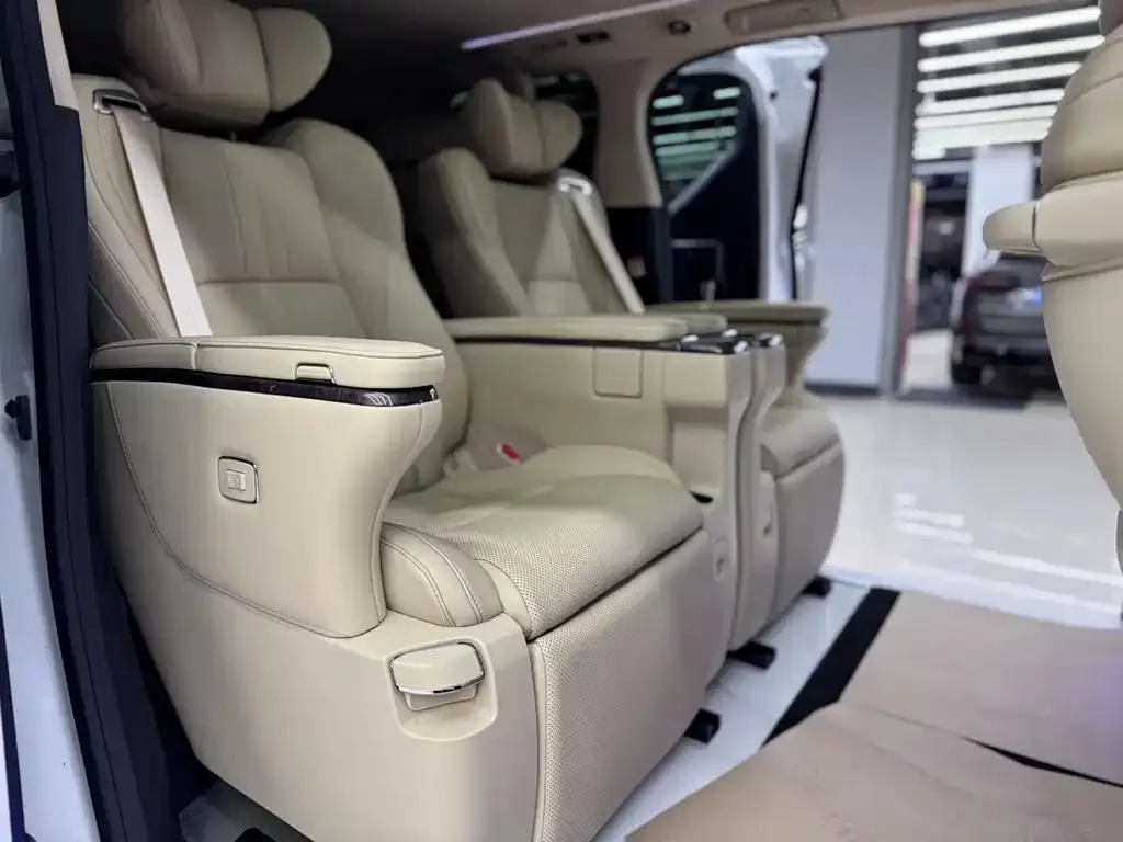 Toyota Alphard — фото 2