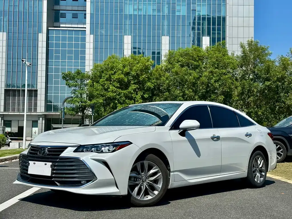 Toyota Avalon — фото 1