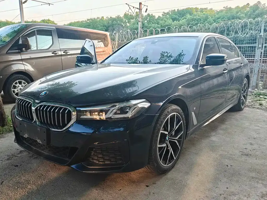 BMW 5 Series — фото 1