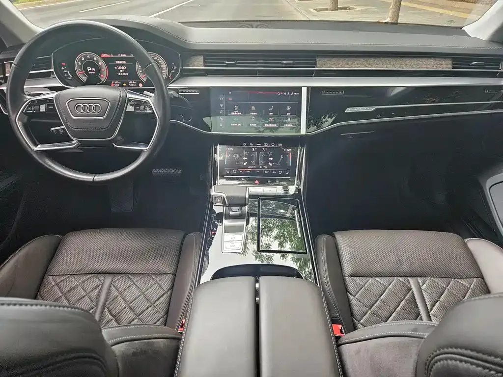 Audi A8 — фото 2
