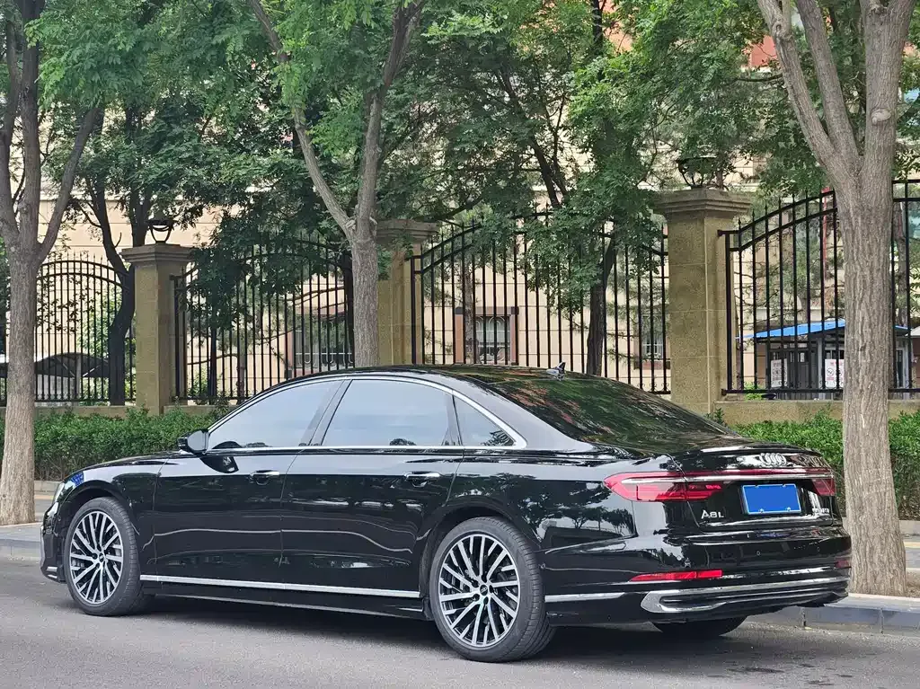Audi A8 — фото 9