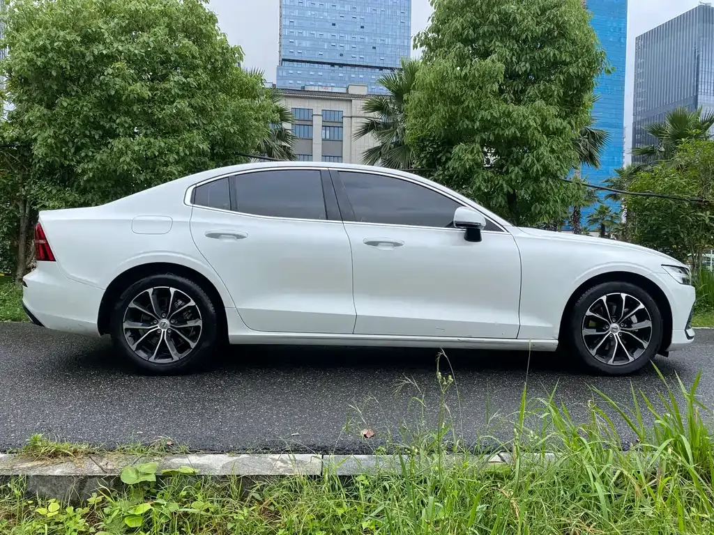 Volvo S60 — фото 10