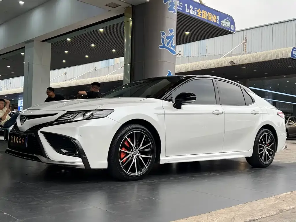 Toyota Camry — фото 1