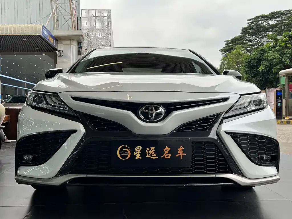 Toyota Camry — фото 5