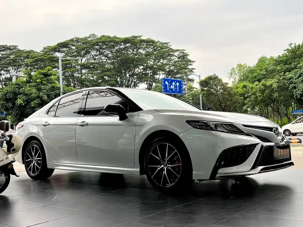Toyota Camry — фото 7
