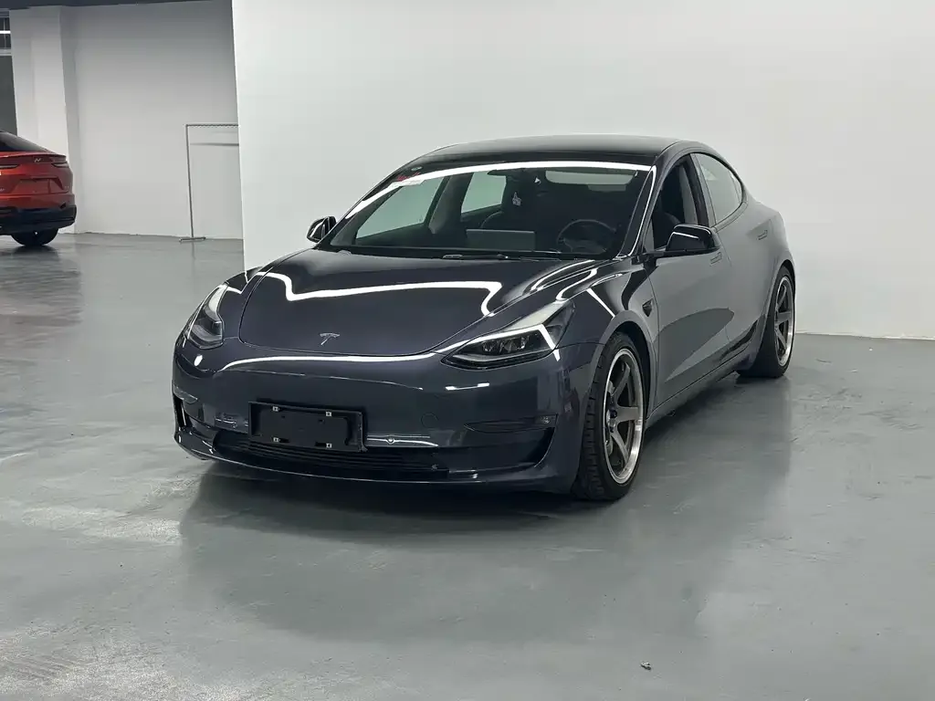 Tesla Model 3 — фото 1