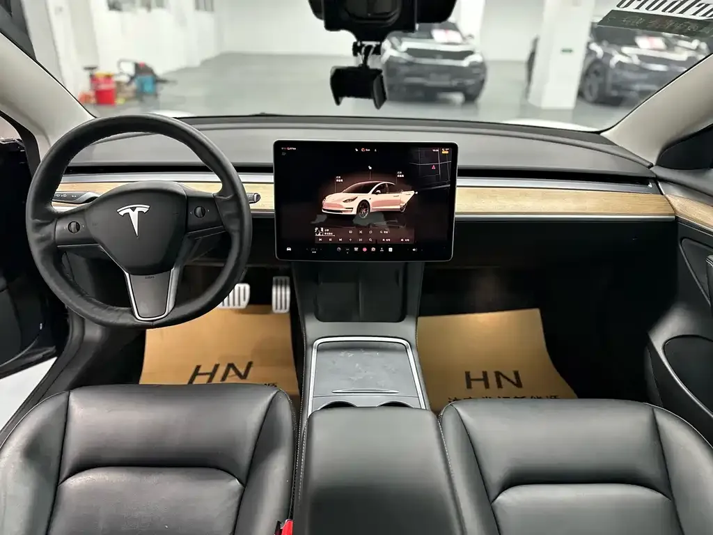 Tesla Model 3 — фото 9