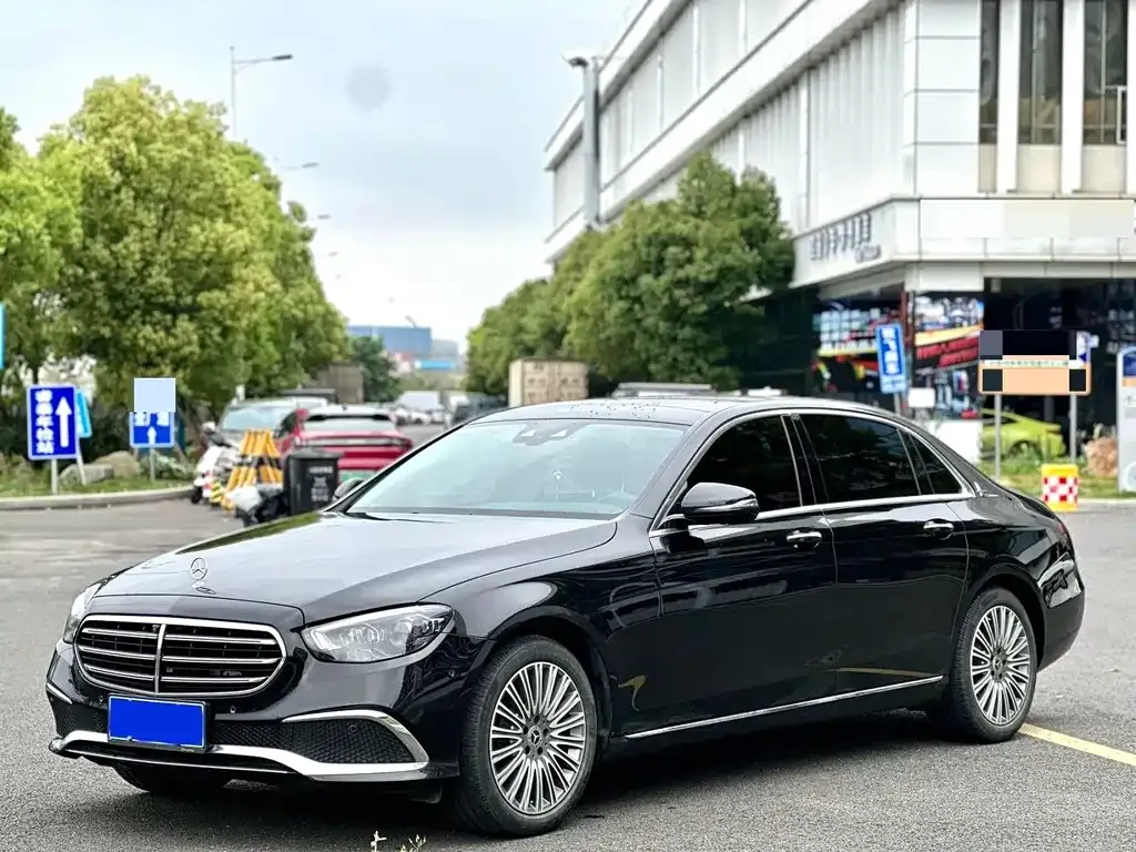 Mercedes-Benz E-Class — фото 1