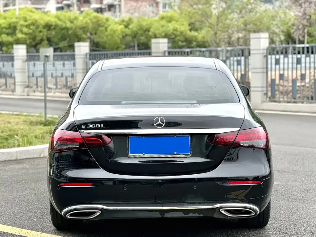 Mercedes-Benz E-Class — фото 2