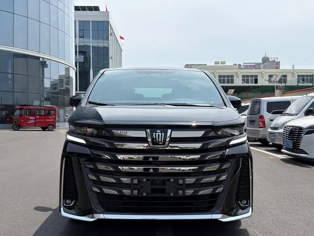 Toyota Vellfire — фото 1