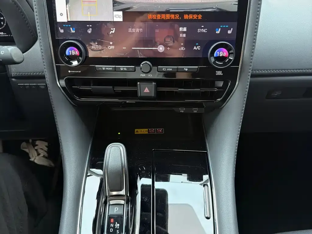Toyota Vellfire — фото 4