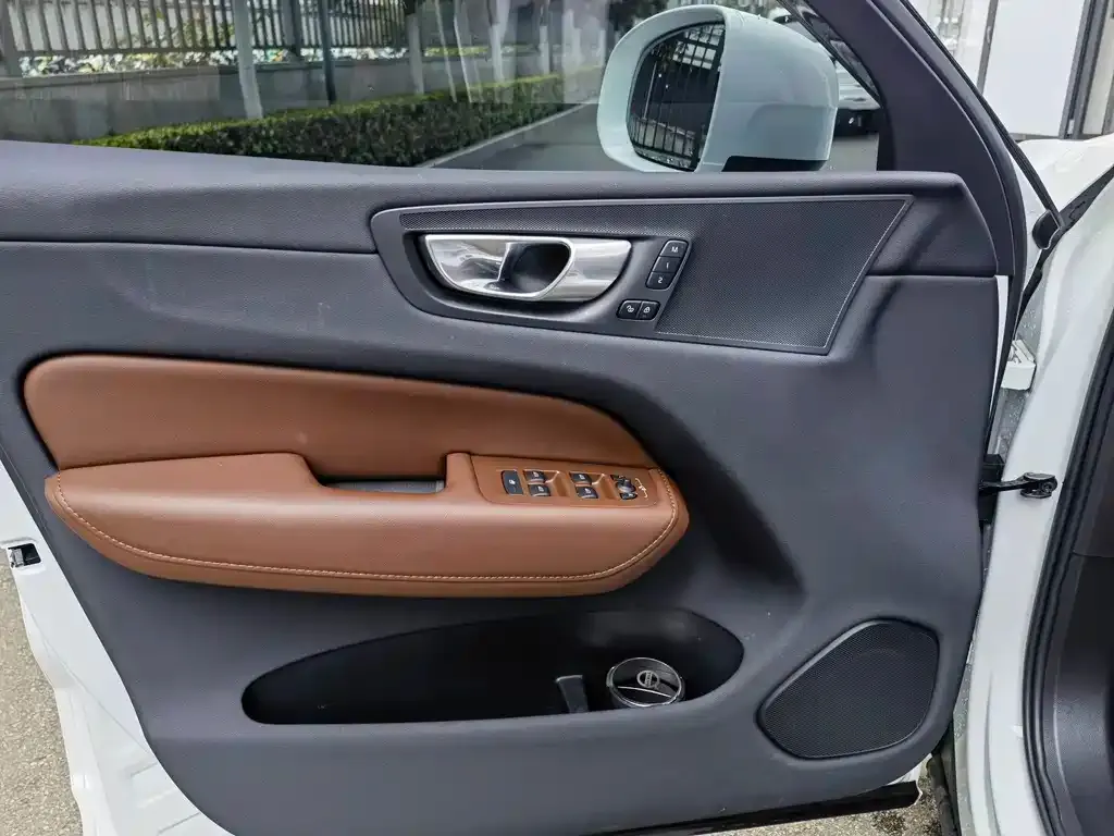 Volvo XC60 — фото 2