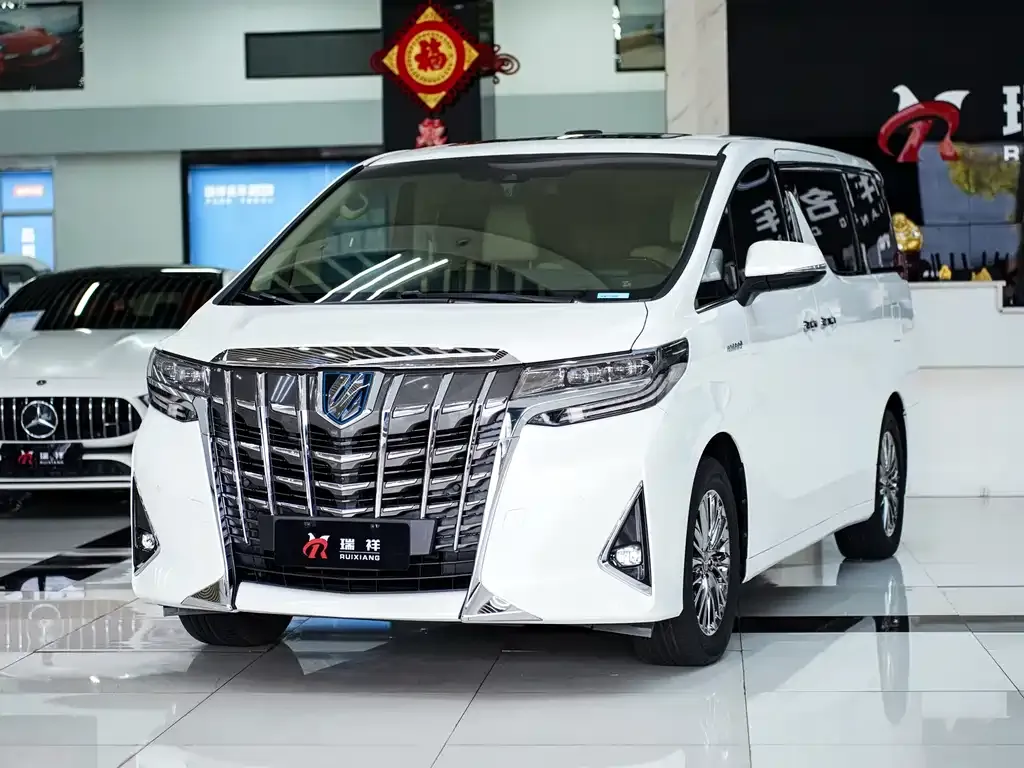 Toyota Alphard — фото 1