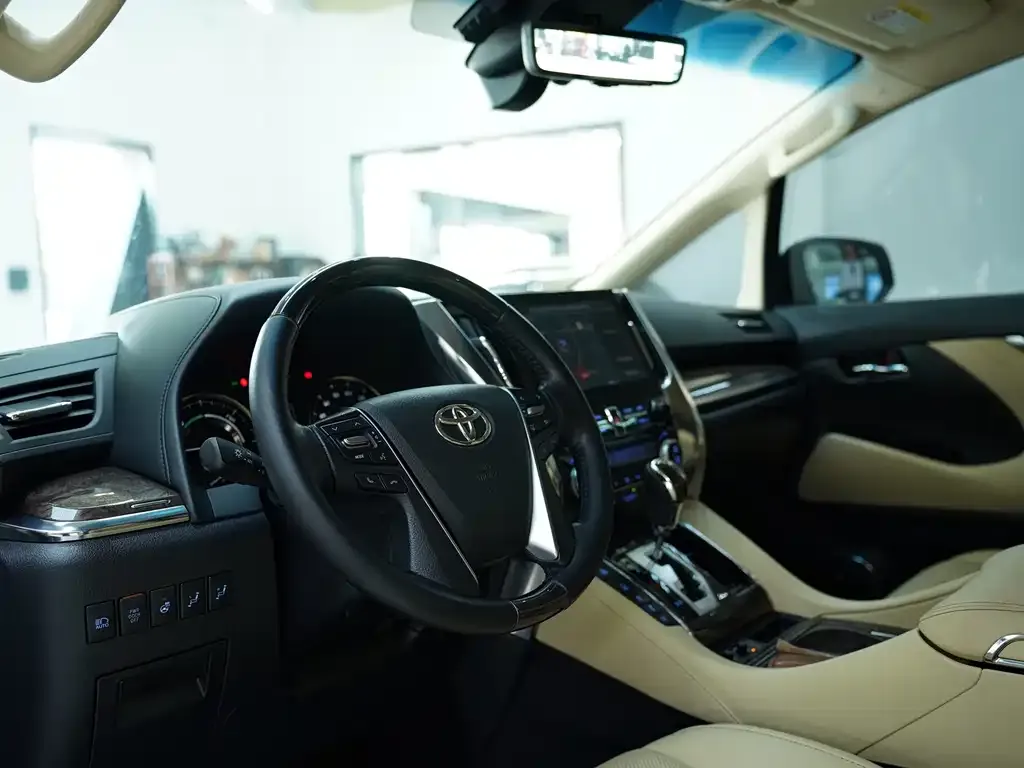 Toyota Alphard — фото 7
