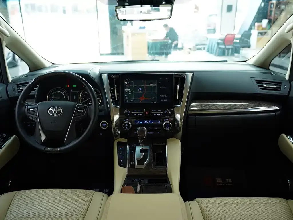 Toyota Alphard — фото 10