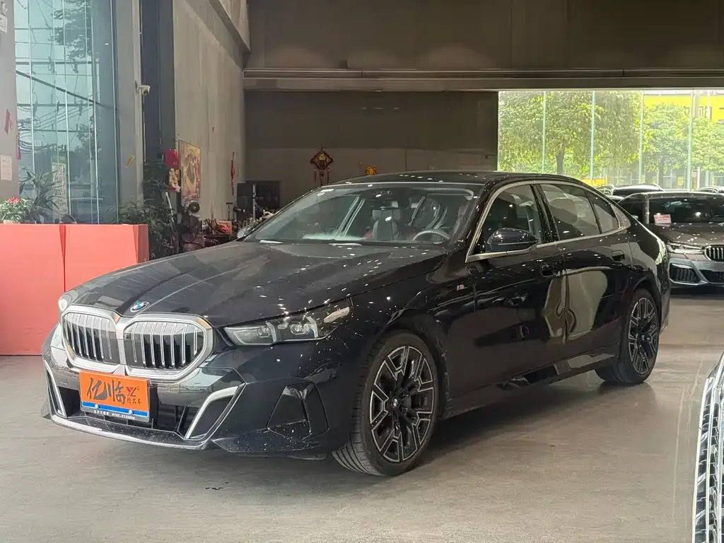 BMW 5 Series — фото 1