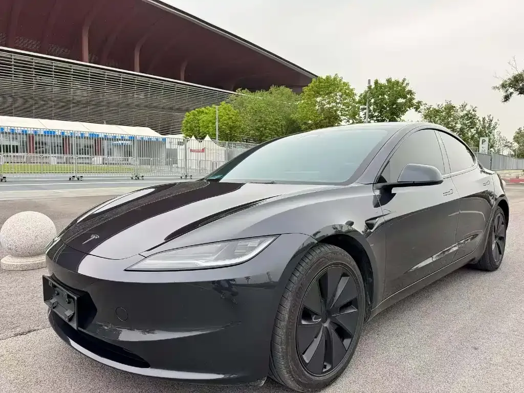 Tesla Model 3 — фото 1