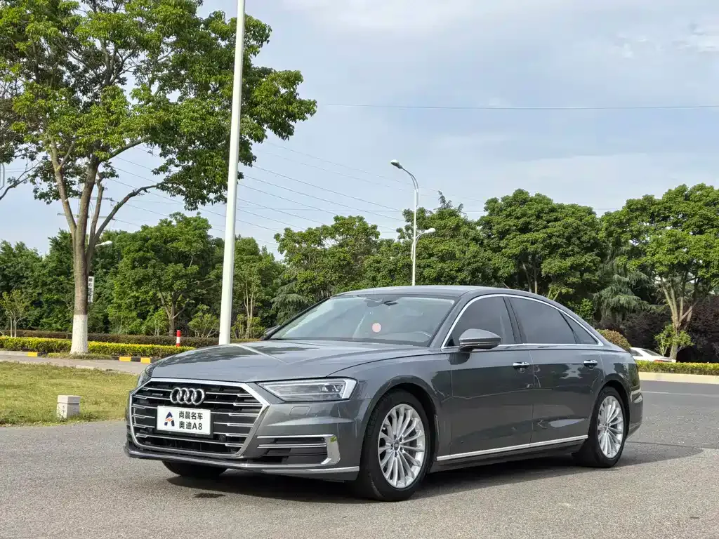 Audi A8 — фото 1