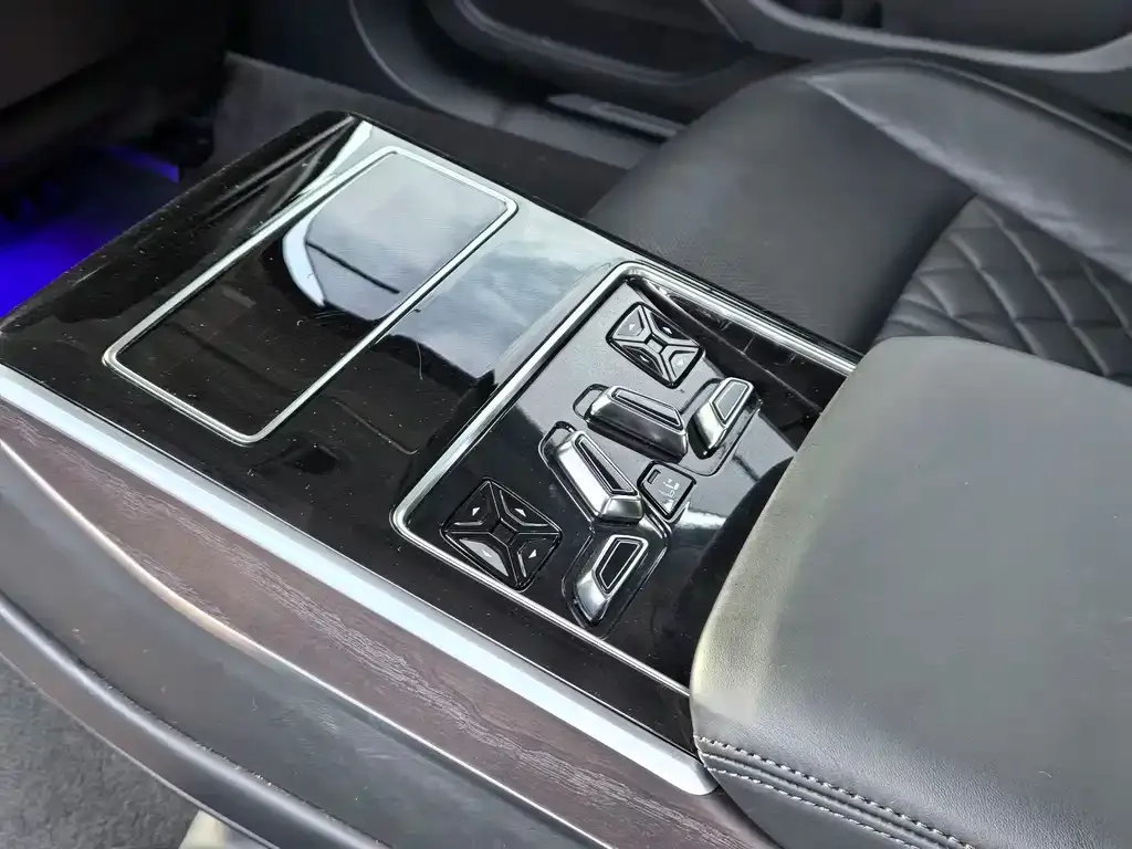 Audi A8 — фото 2