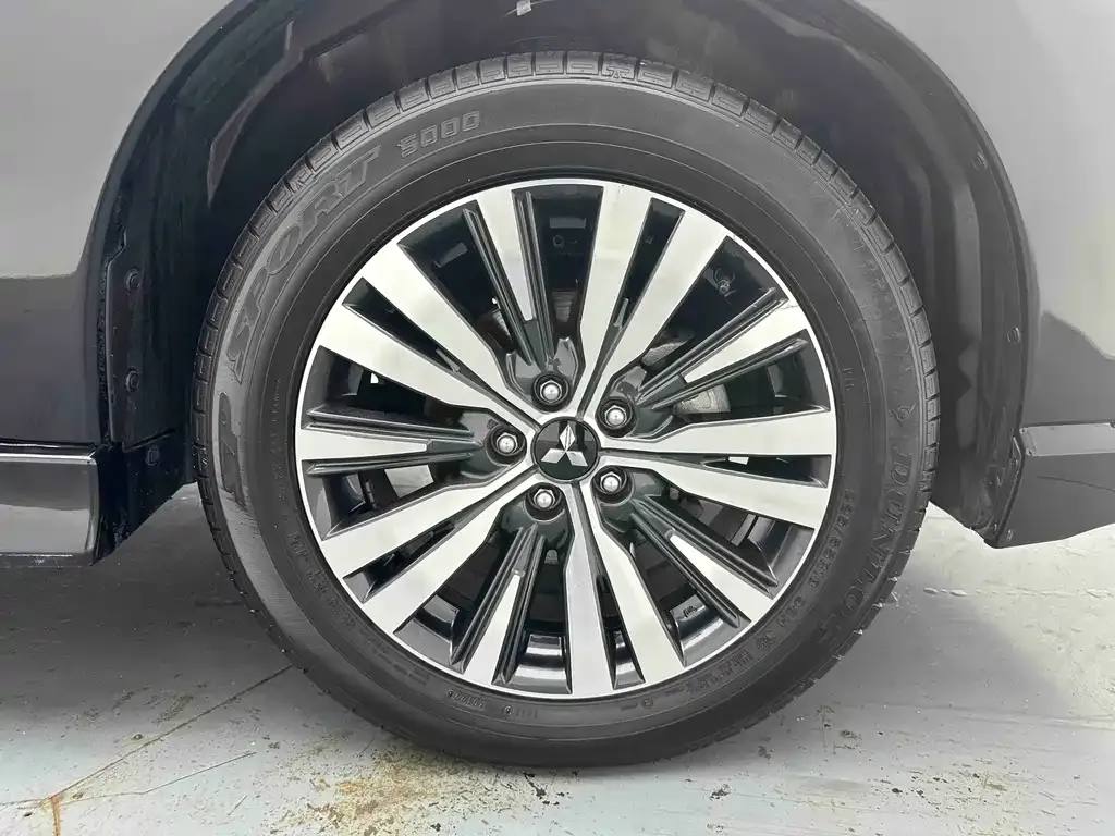 Mitsubishi Outlander — фото 10