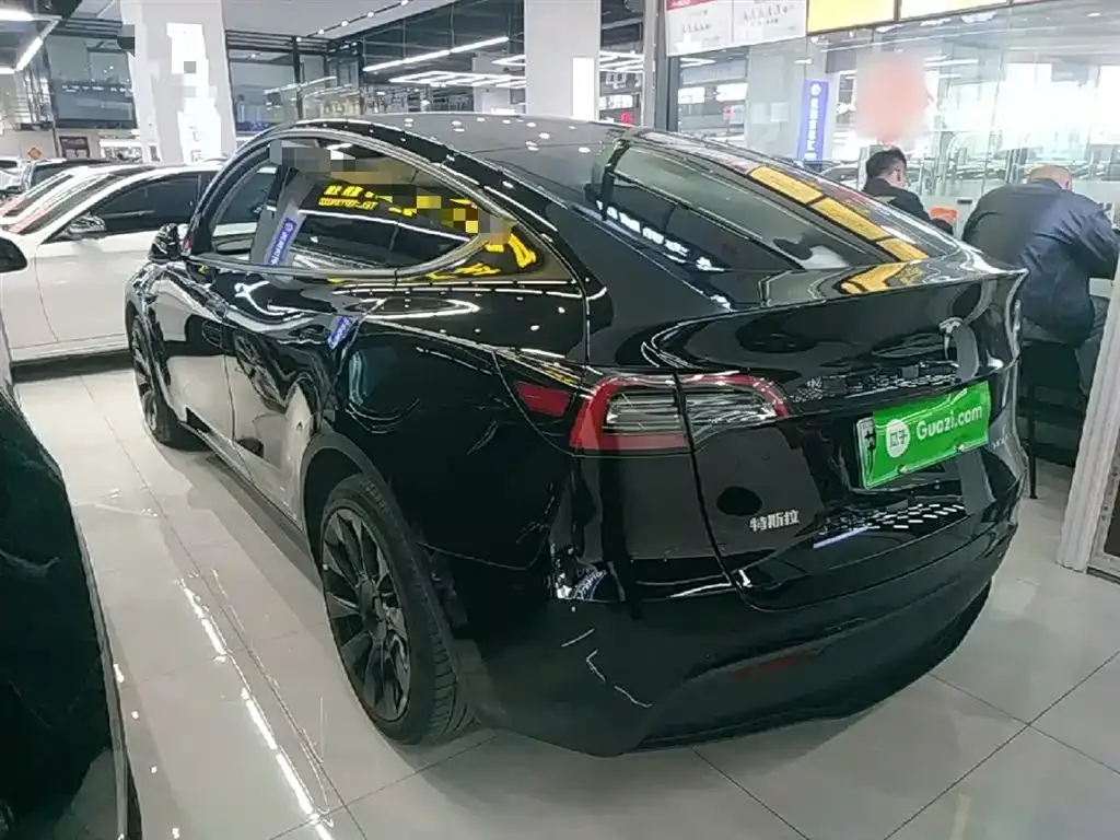 Tesla Model Y — фото 10