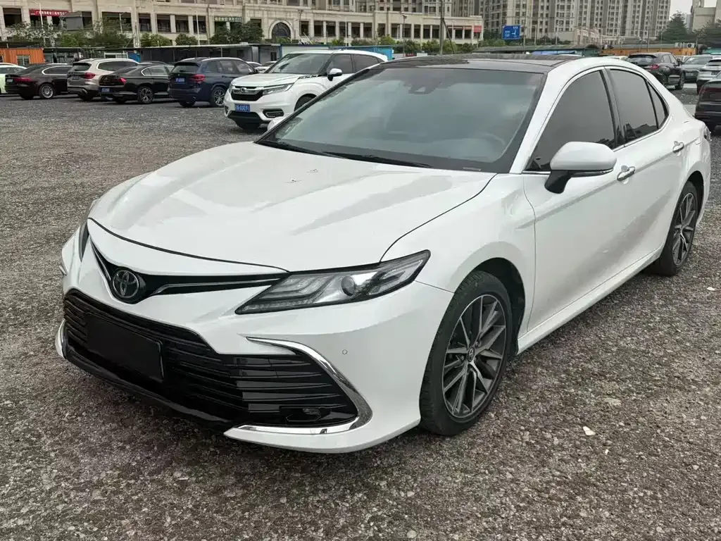 Toyota Camry — фото 1
