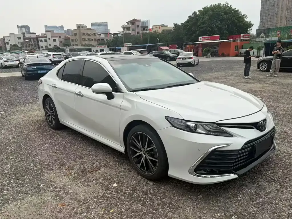 Toyota Camry — фото 5