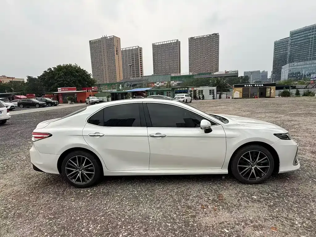 Toyota Camry — фото 3