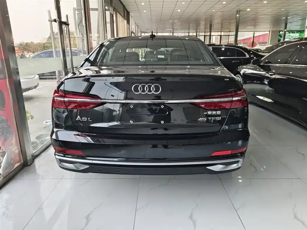 Audi A6L — фото 1