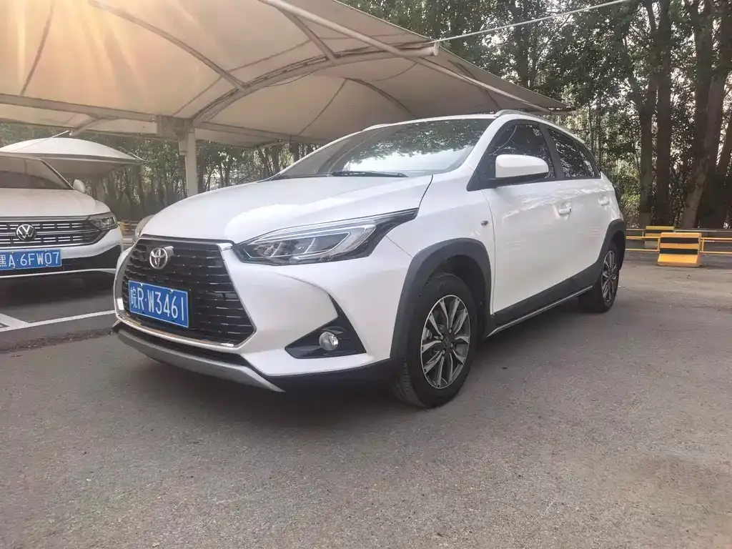 Toyota Yaris L — фото 1