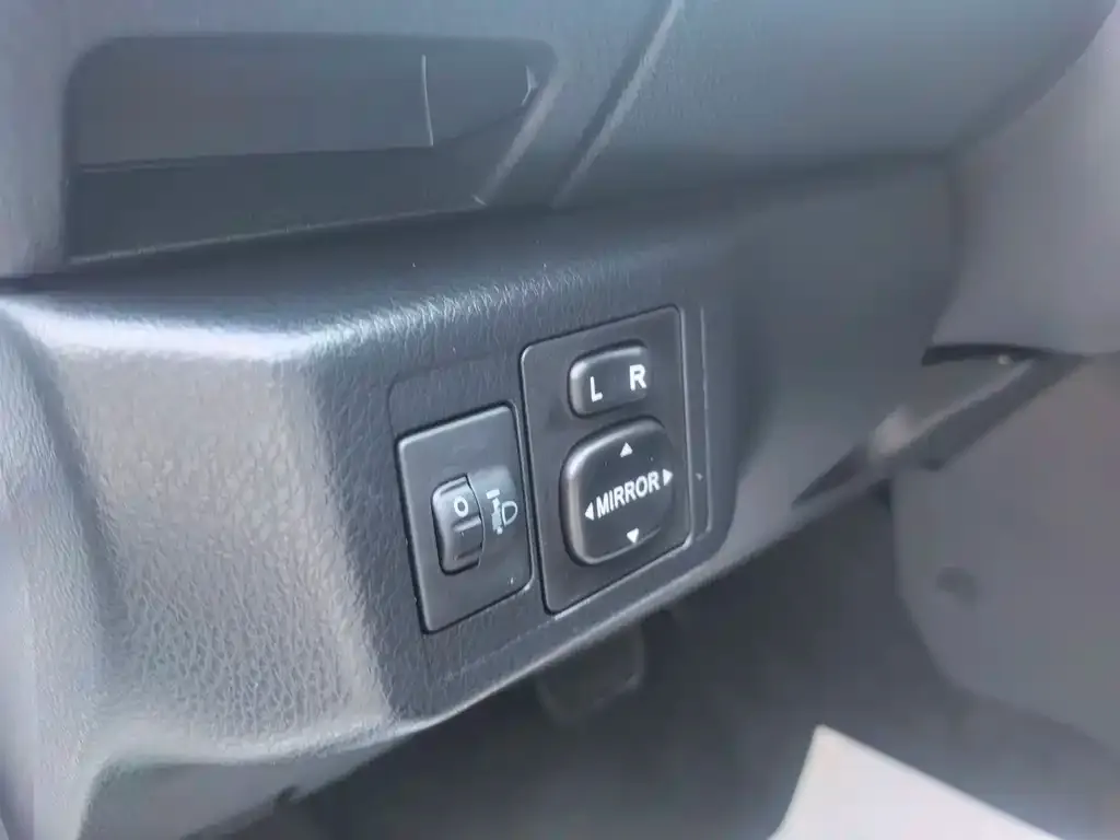 Toyota Yaris L — фото 3