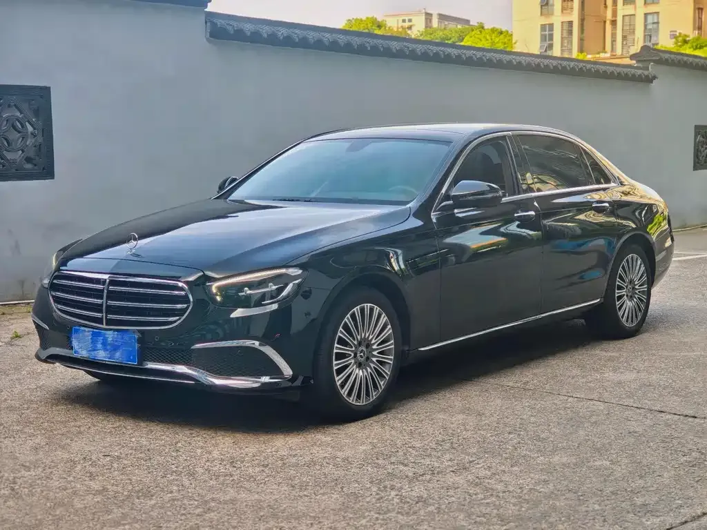 Mercedes-Benz E-Class — фото 1