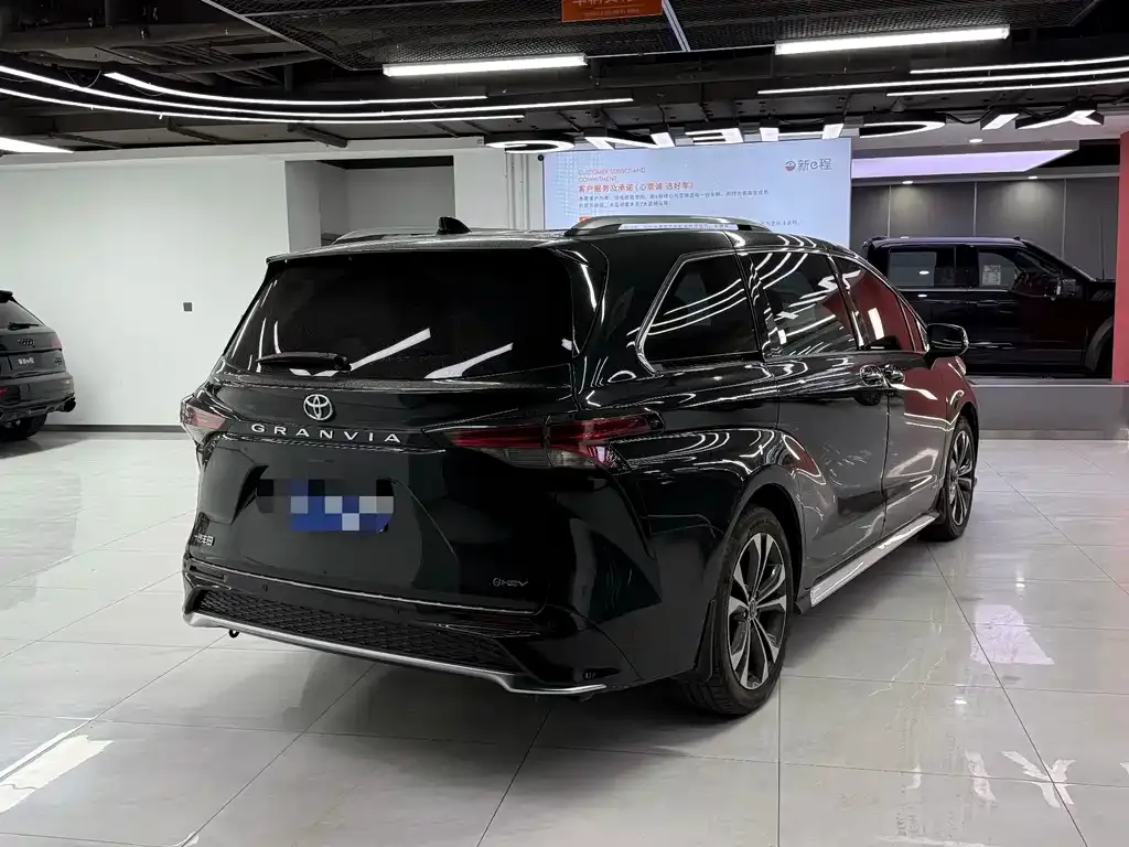 Toyota Granvia — фото 6
